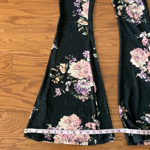Floral Flared Leggings Polly & Esther Size Medium NWT - Picture 13 of 13